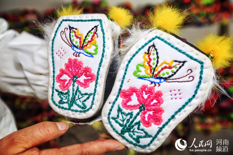 Woman collects 10,000 pairs tiger-head shoes, worth 1m yuan