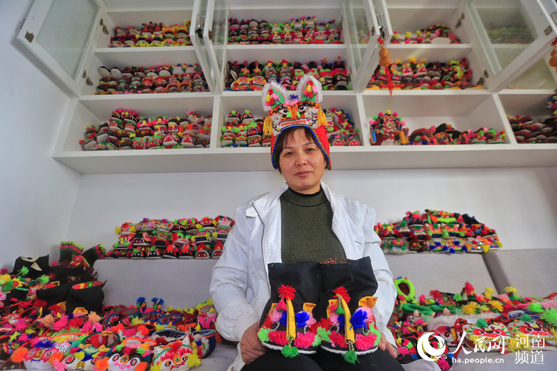 Woman collects 10,000 pairs tiger-head shoes, worth 1m yuan