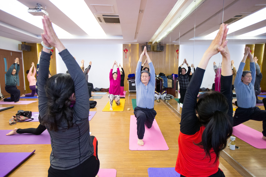 73-year-old yoga grandpa a trendsetter in Hangzhou