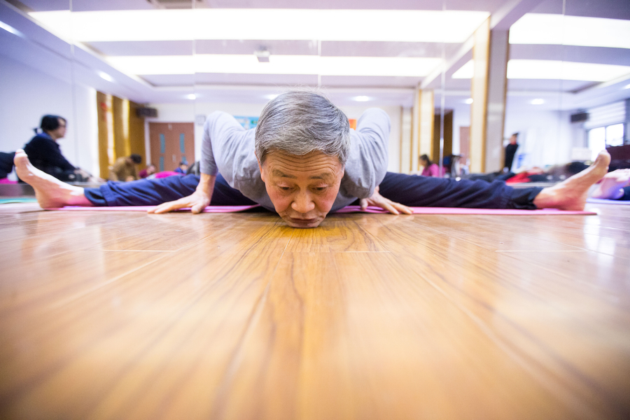 73-year-old yoga grandpa a trendsetter in Hangzhou