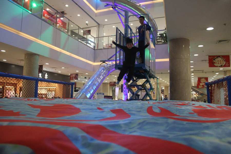 Shoppers jump for joy in Chongqing mall