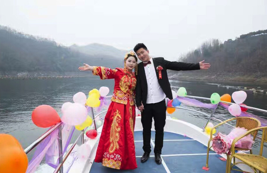 From black-white photos to digital: Wedding images reveal changes in China