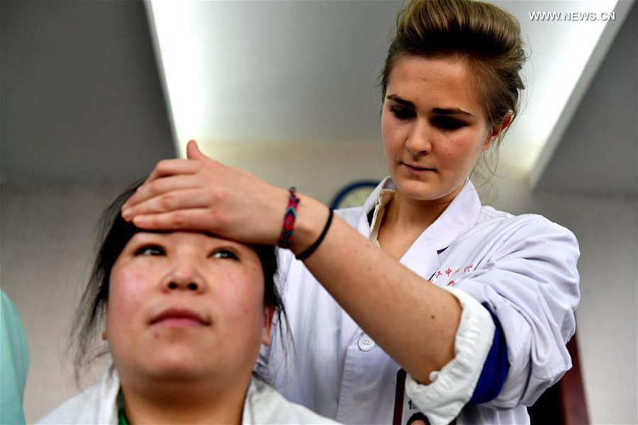 Pic story: foreign learner of traditional Chinese medicine