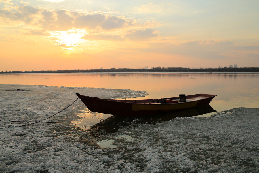 Rising temperature melts frozen river in NE China