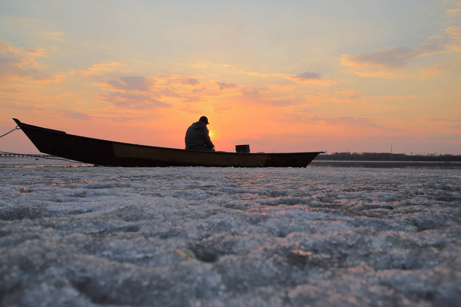 Rising temperature melts frozen river in NE China