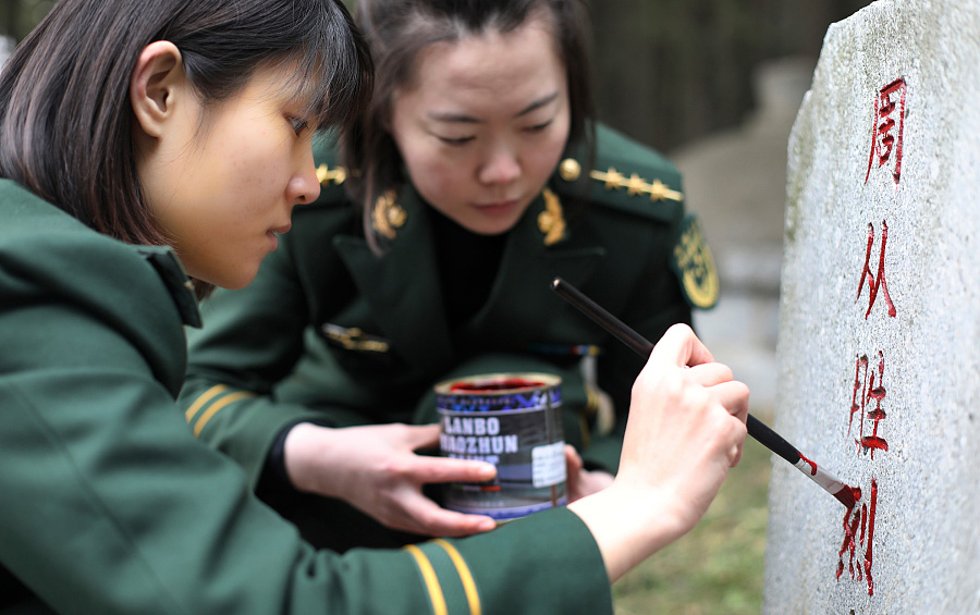 Soldiers pay tribute to martyrs ahead of Qingming Festival