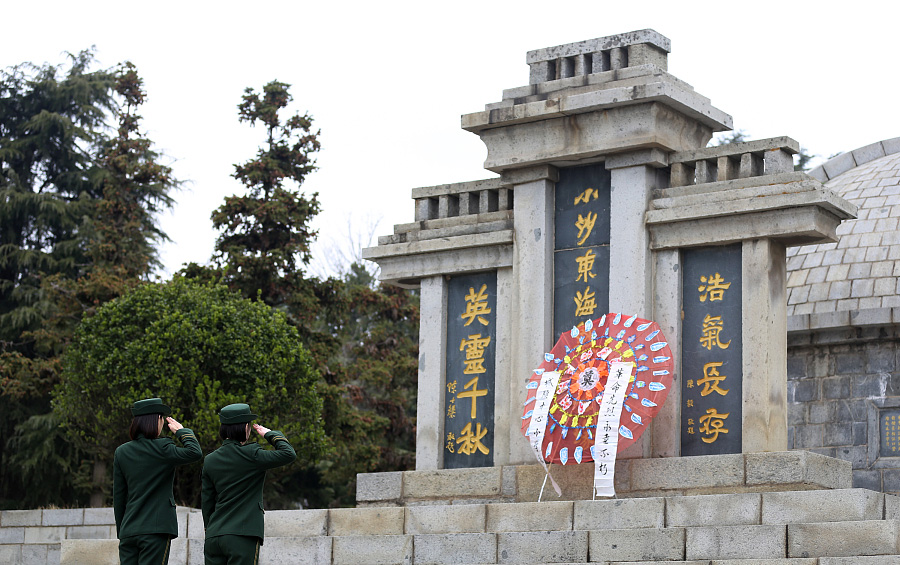 Soldiers pay tribute to martyrs ahead of Qingming Festival