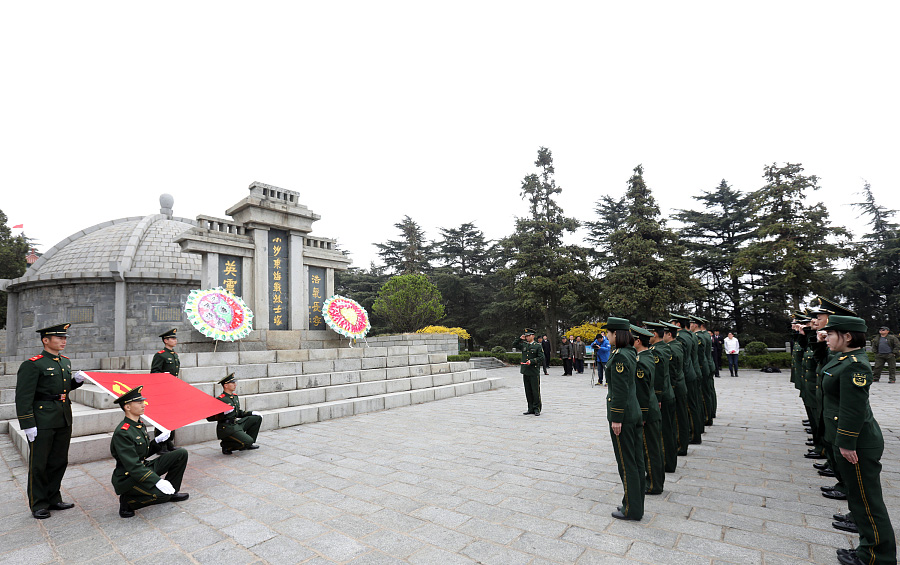 Soldiers pay tribute to martyrs ahead of Qingming Festival