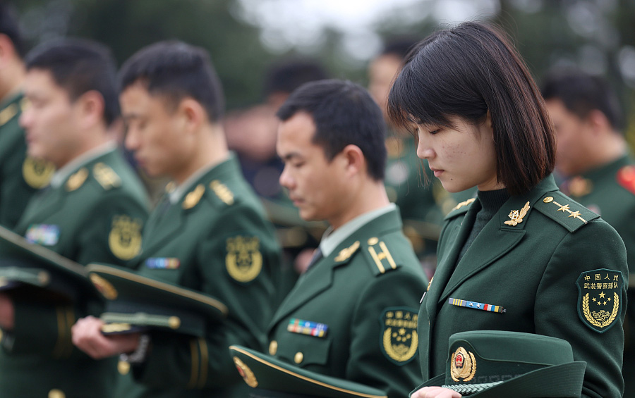 Soldiers pay tribute to martyrs ahead of Qingming Festival