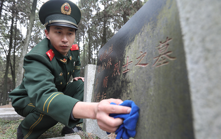 Soldiers pay tribute to martyrs ahead of Qingming Festival