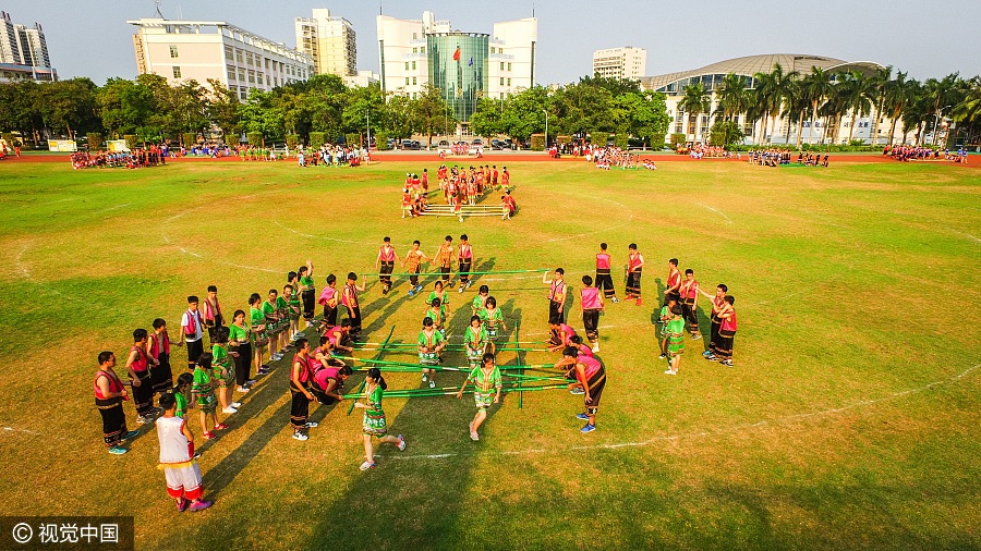 Over 1,500 teachers, students perform bamboo dance in Hainan