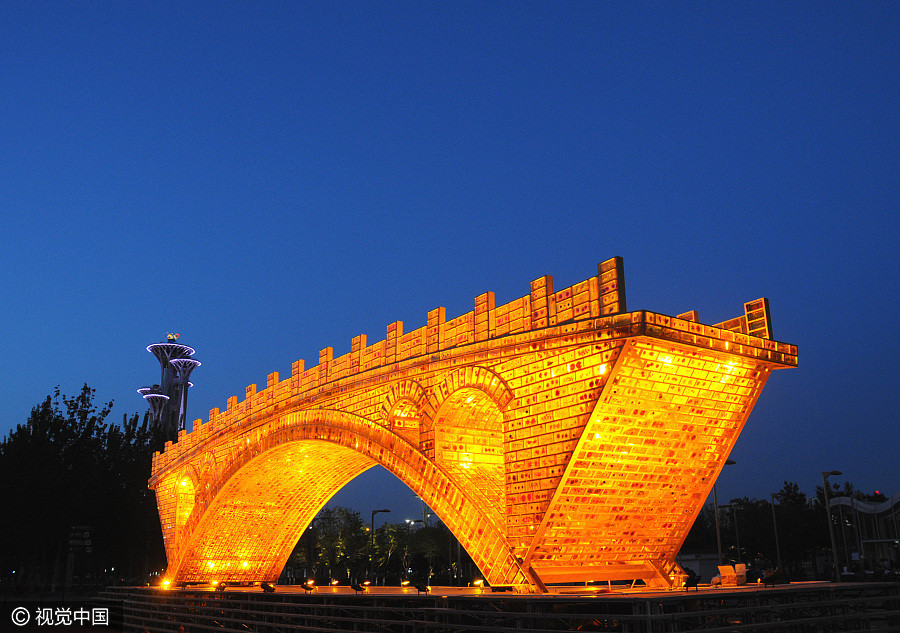 Golden bridge illuminates ahead of Belt and Road forum