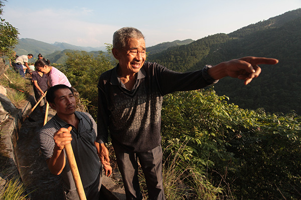 The real Yu Gong chisels water channels across cliffs