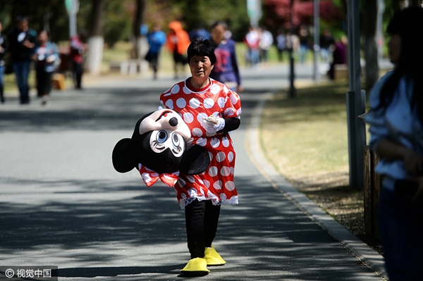 72-year-old plays Minnie Mouse to pay for medical bills