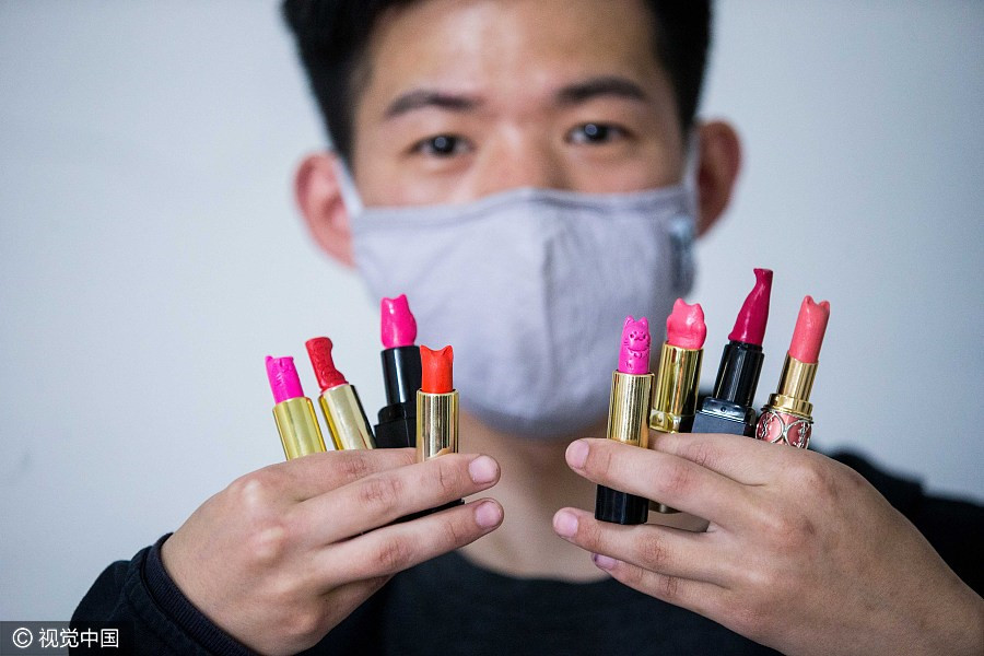 College student engraves cat lipstick for his girl