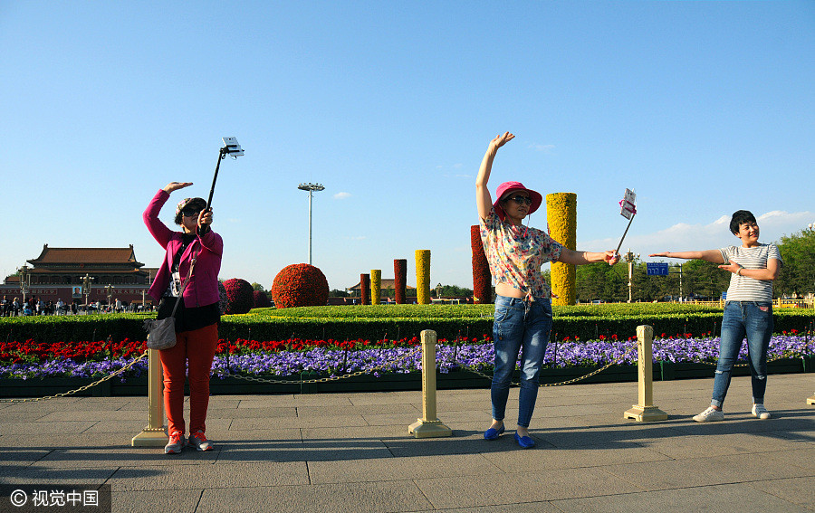 Flower decorations greet upcoming Labor Day in Beijing