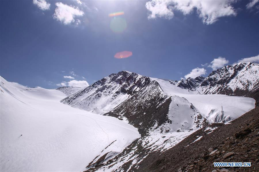 Scientists check health of glacier in Tianshan Mountains