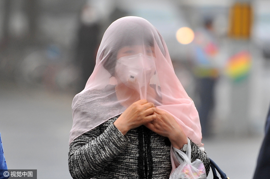 Sandstorm envelops Beijing, air pollution reaches dangerous level