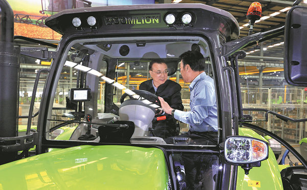 Li gets close look at China-made tractor