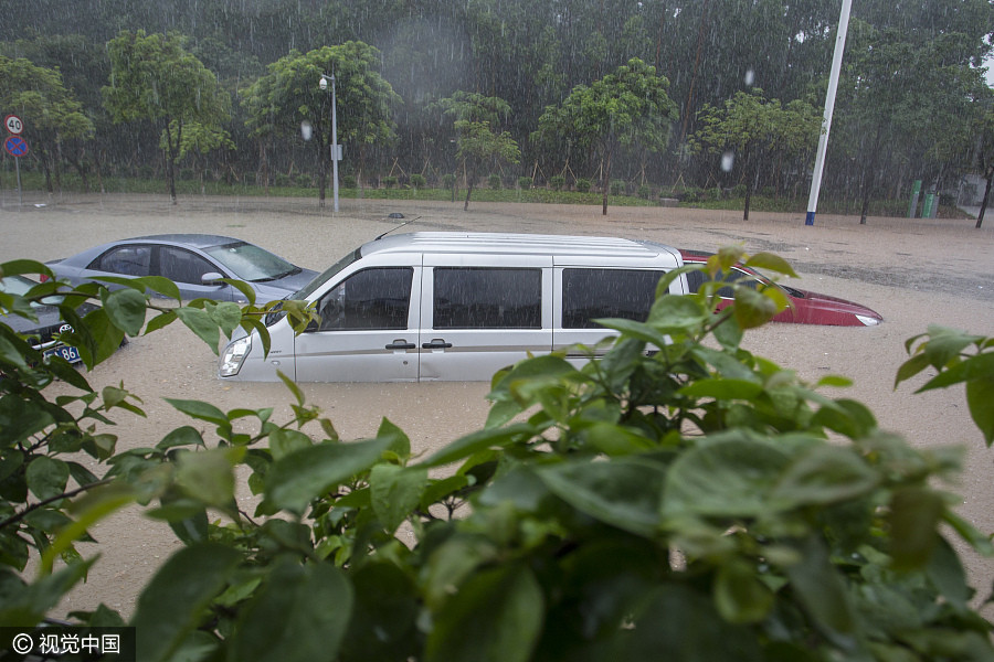 rainstorms cause floods, trap cars in guangzhou