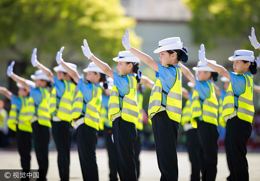 1,000 students 'direct traffic' in Inner Mongolia