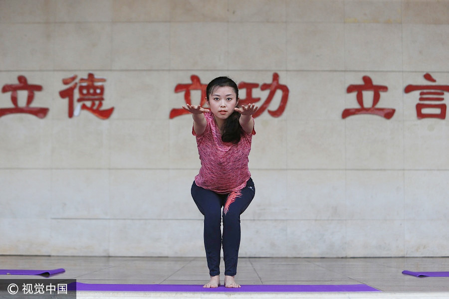 Students practice yoga to ease pressure off <EM>gaokao</EM>