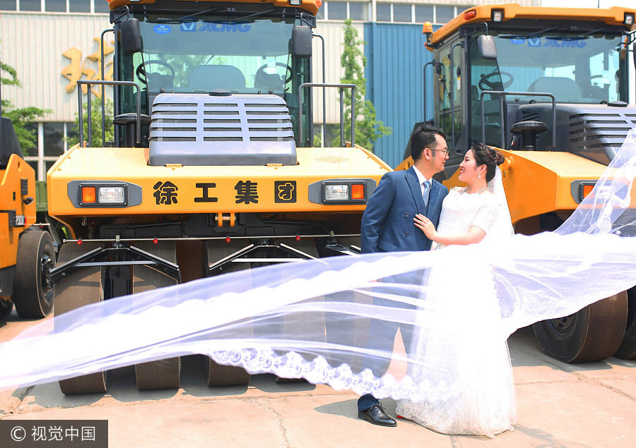 Thousands of Chinese couples celebrate their love