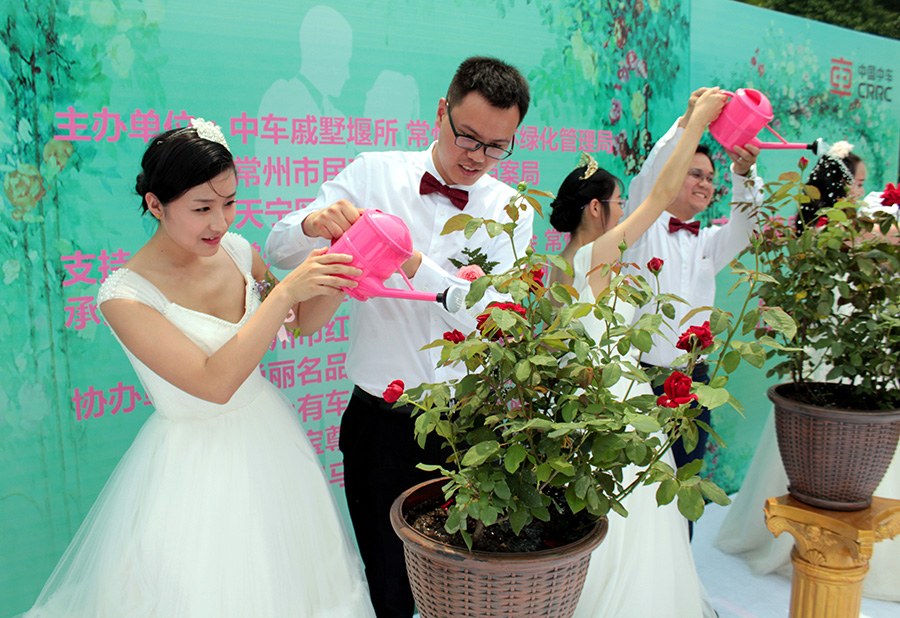 Thousands of Chinese couples celebrate their love