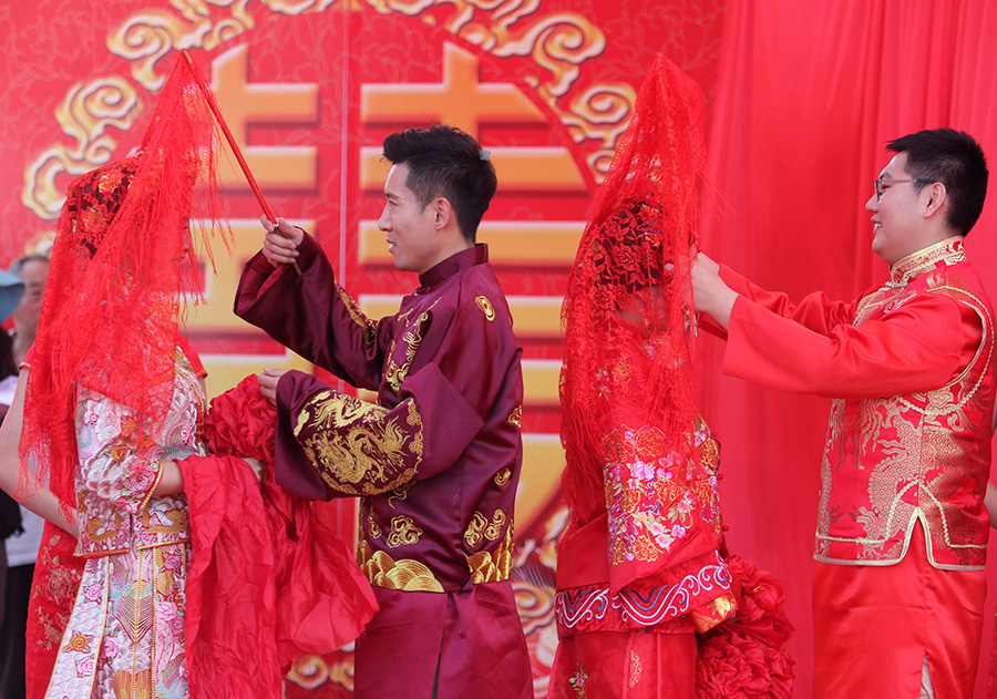Thousands of Chinese couples celebrate their love