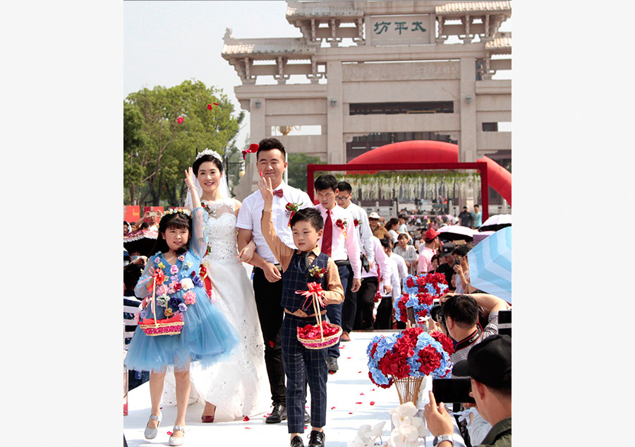 Thousands of Chinese couples celebrate their love