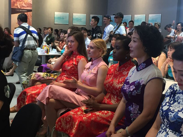 Women show off the beauty of Chinese <EM>qipao</EM>