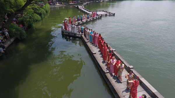 Women show off the beauty of Chinese <EM>qipao</EM>