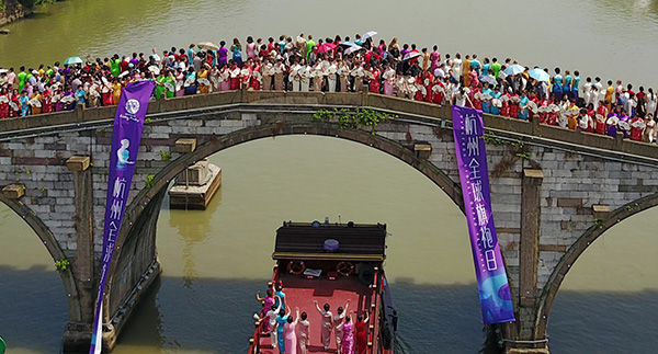 Women show off the beauty of Chinese <EM>qipao</EM>