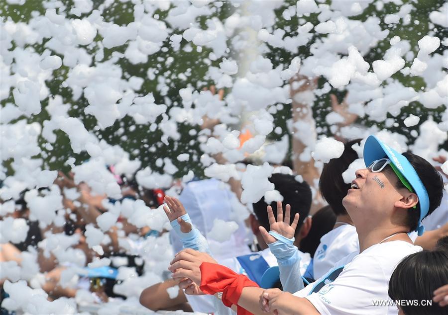 Bubble run held in Northeast China's Liaoning