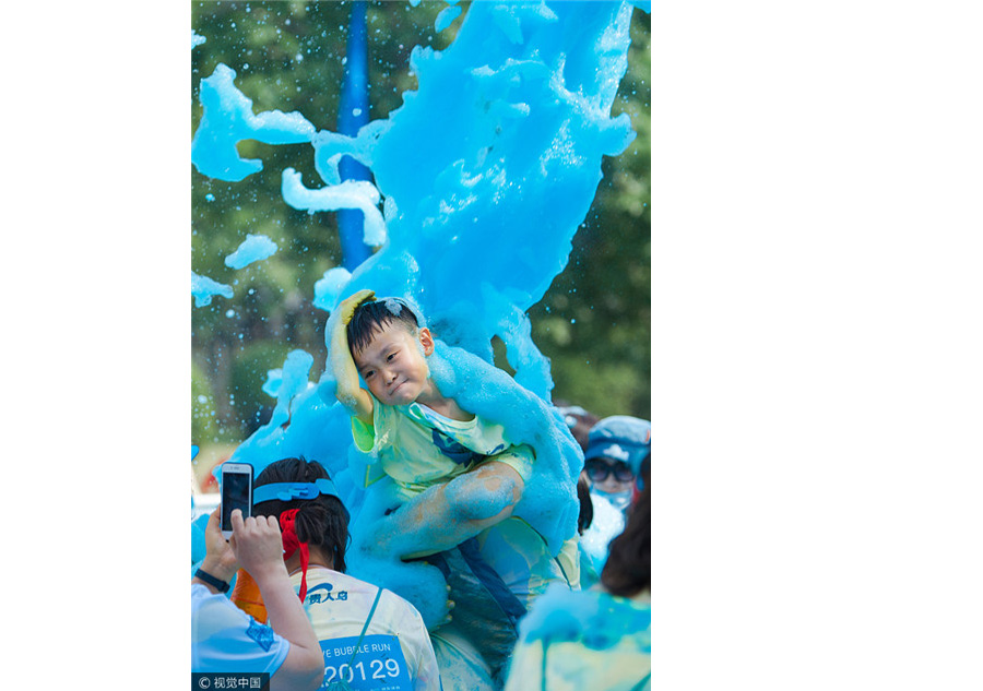 Bubble run held in Northeast China's Liaoning