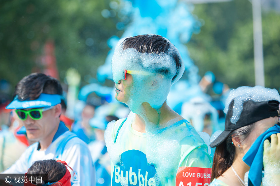 Bubble run held in Northeast China's Liaoning[1