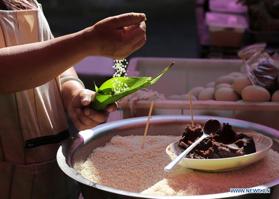 People across China enjoy Dragon Boat Festival holiday