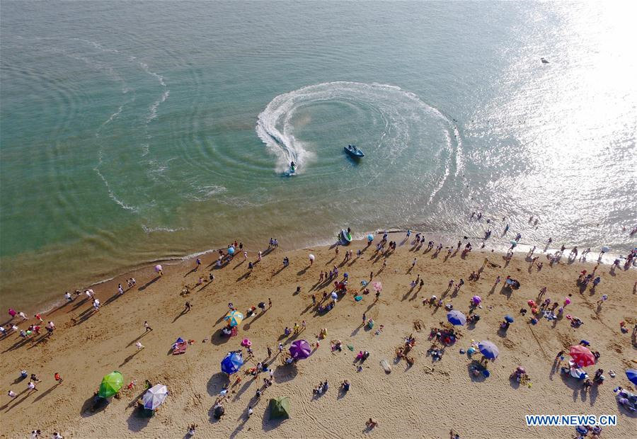 People across China enjoy Dragon Boat Festival holiday