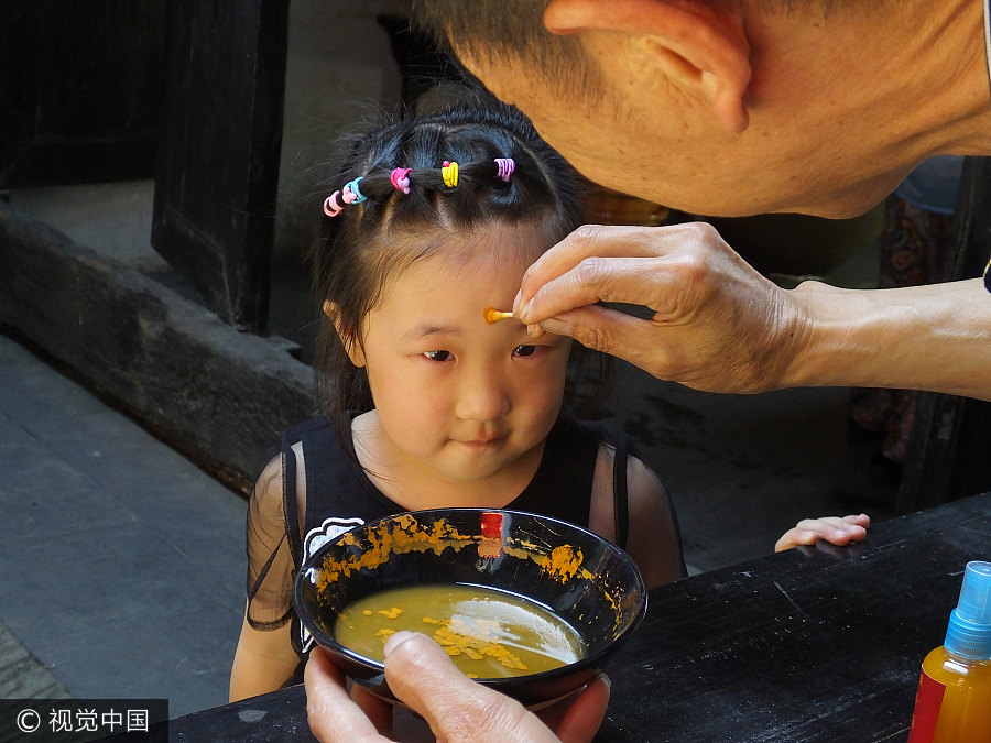 People across China enjoy Dragon Boat Festival holiday