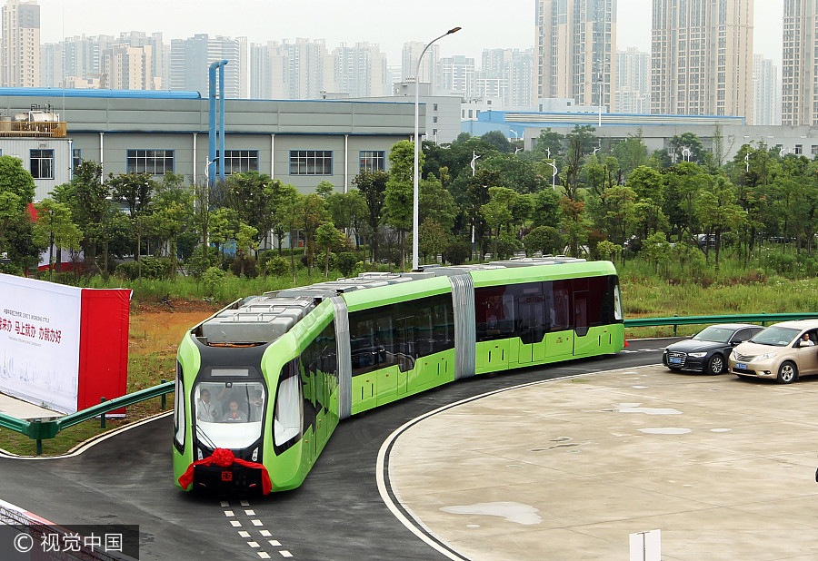 World's first railless train unveiled in Hunan