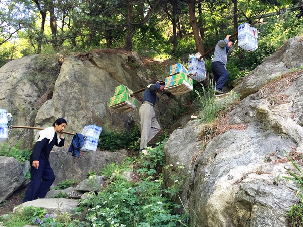 Porters see a steep drop on Taishan Mountain[