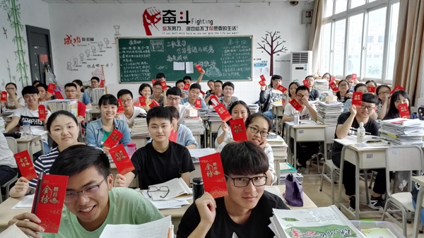 Teacher sends red packets to bless her students before <EM>gaokao</EM>