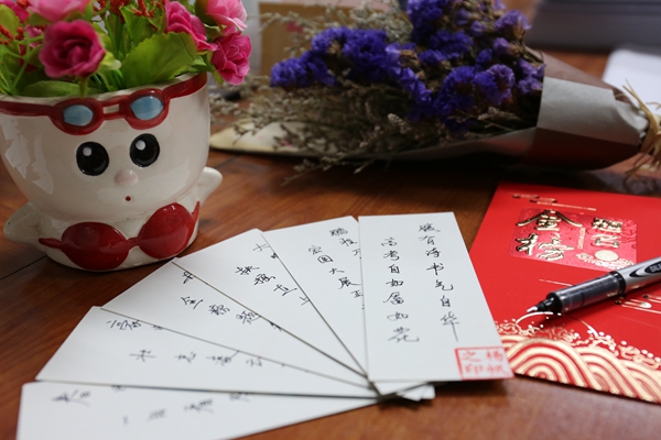 Teacher sends red packets to bless her students before <EM>gaokao</EM>