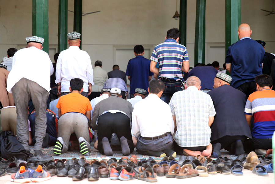 Muslims flood to Xinjiang's biggest mosque for jumah