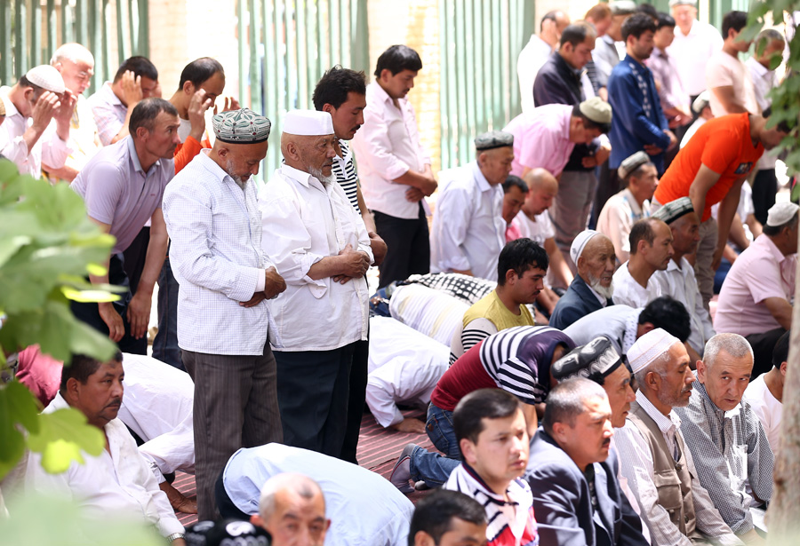 Muslims flood to Xinjiang's biggest mosque for jumah