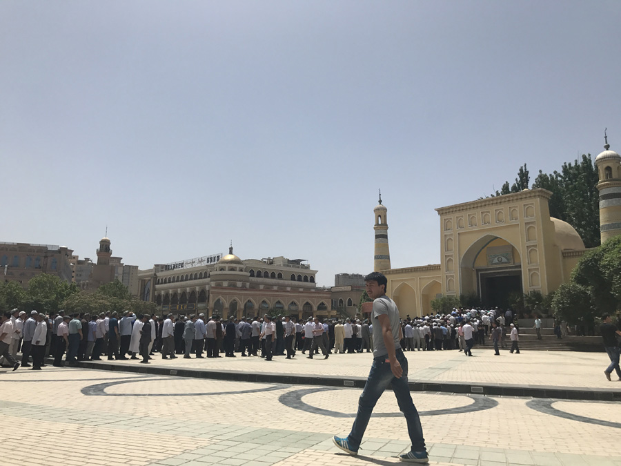 Muslims flood to Xinjiang's biggest mosque for jumah