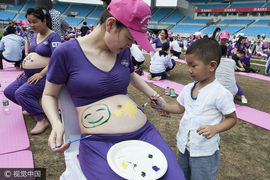 Nearly 1,000 pregnant women participate in belly painting together