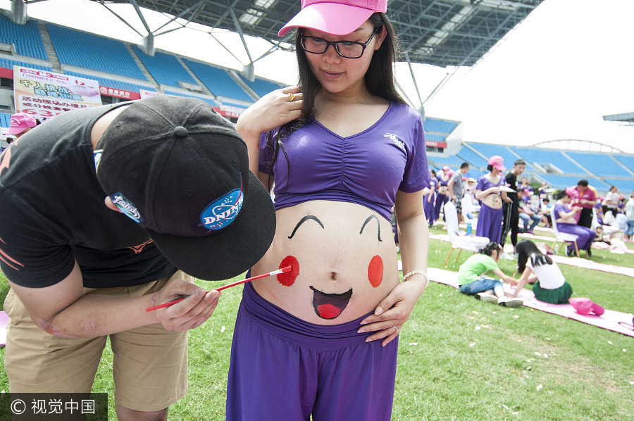 Nearly 1,000 pregnant women participate in belly painting together