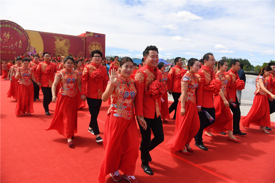 Over 200 couples marry in Changchun group wedding