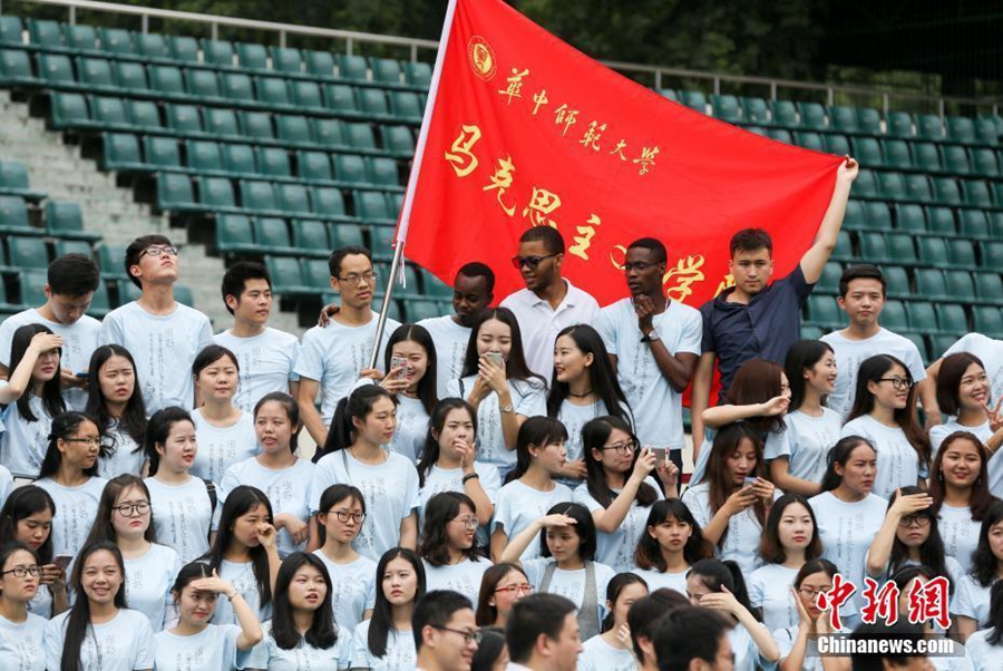 4,000 graduates and their teachers take 8-meter-long photo